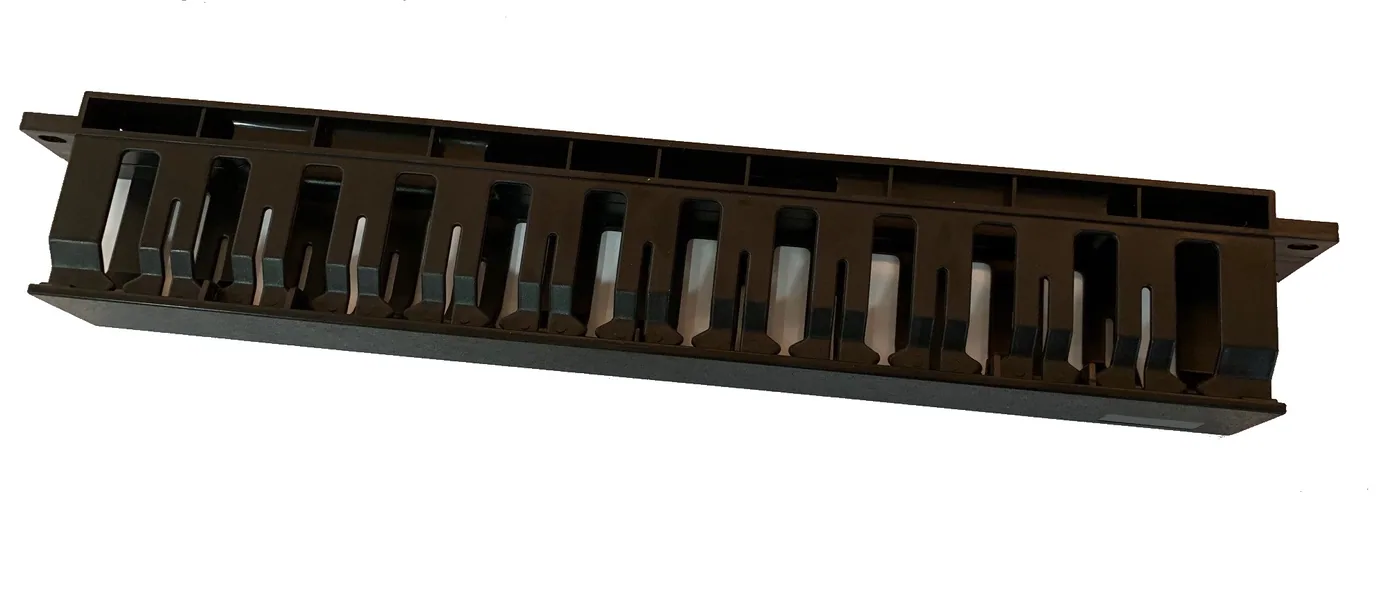 Cache passe-câbles pour baie et coffret 19″